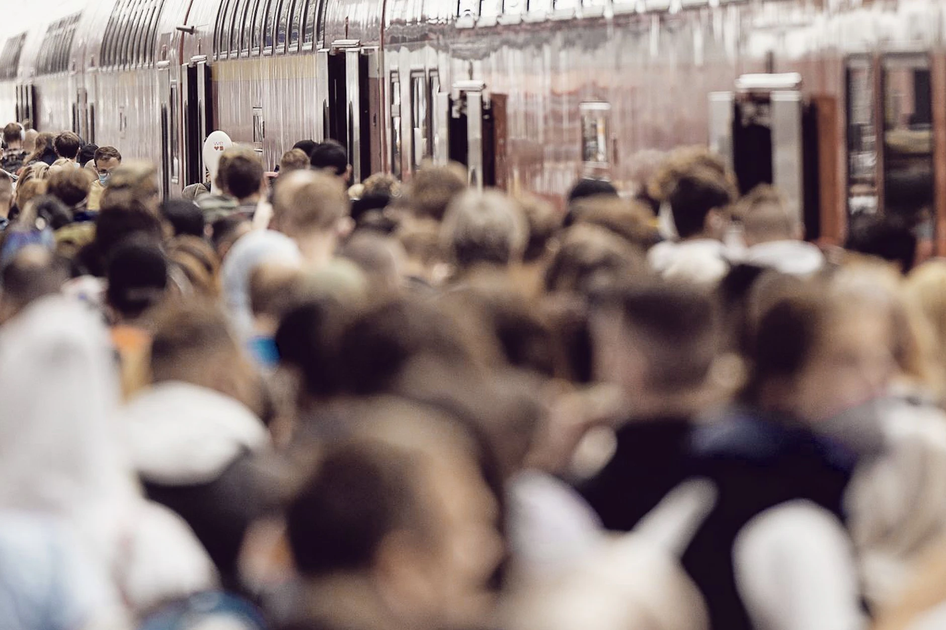 Wer bei den Bahnpreisen nicht noch mehr zahlen will, landet im Regionalverkehr – und damit mitten im deutschen Alltag.
