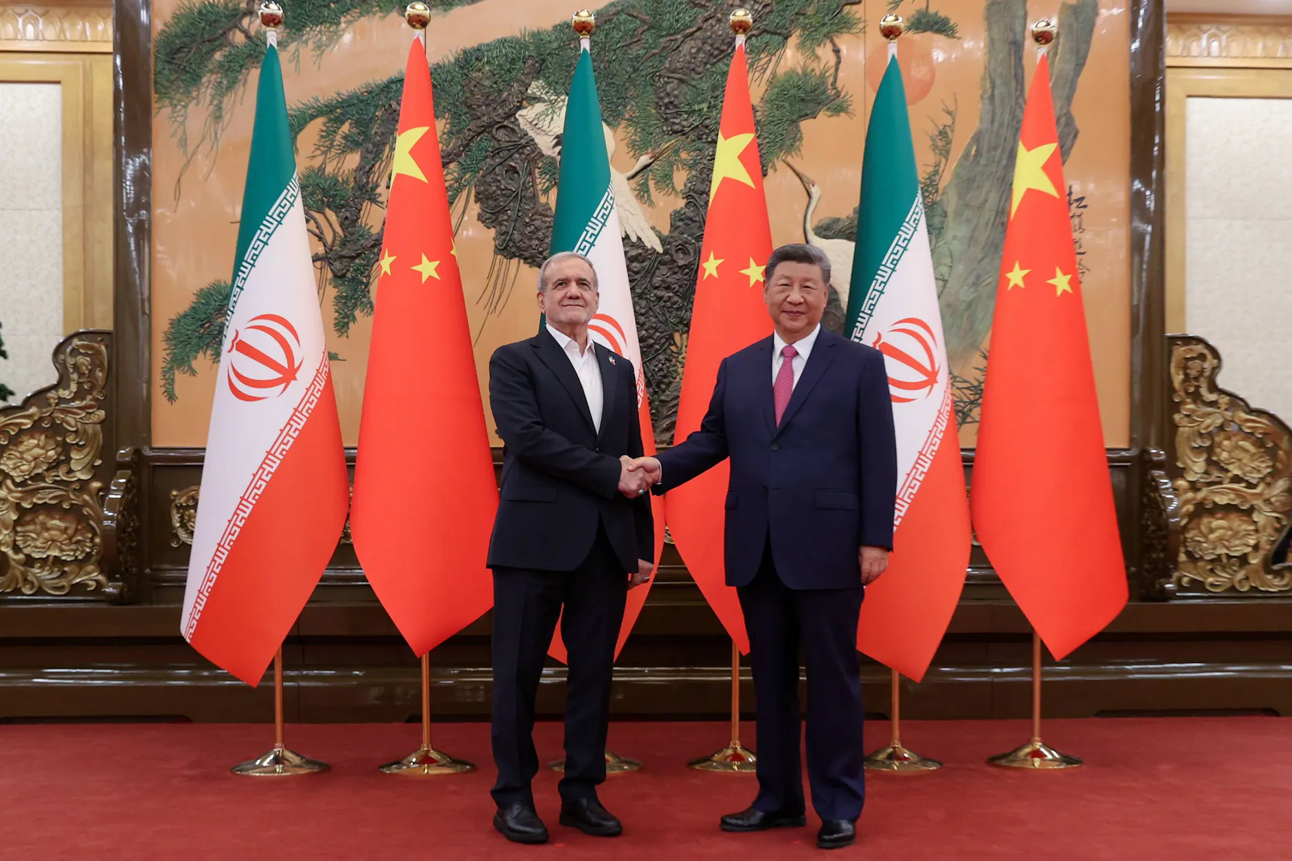 Irans Präsident Massud Peseschkian und Chinas Staatschef Xi Jinping während eines Treffens im September vergangenen Jahres.