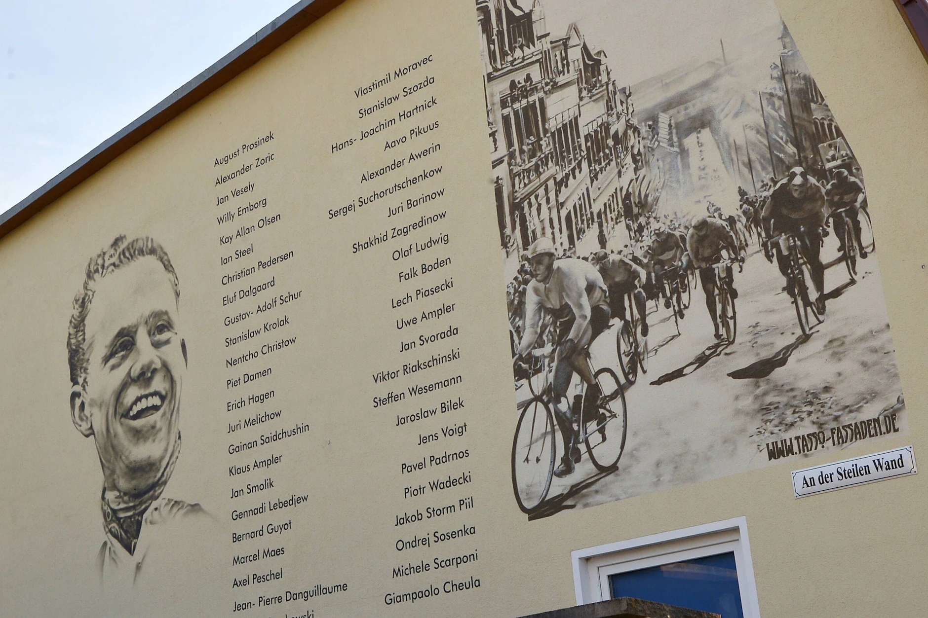 Dieses Wandbild mit dem Porträt von Täve Schur und den Namen von weiteren Siegern erinnert an legendäre Friedensfahrt-Etappen über die „Steile Wand von Meerane“. Zu sehen ist es am Friedensfahrtmuseum in Kleinmühlingen (Sachsen-Anhalt).