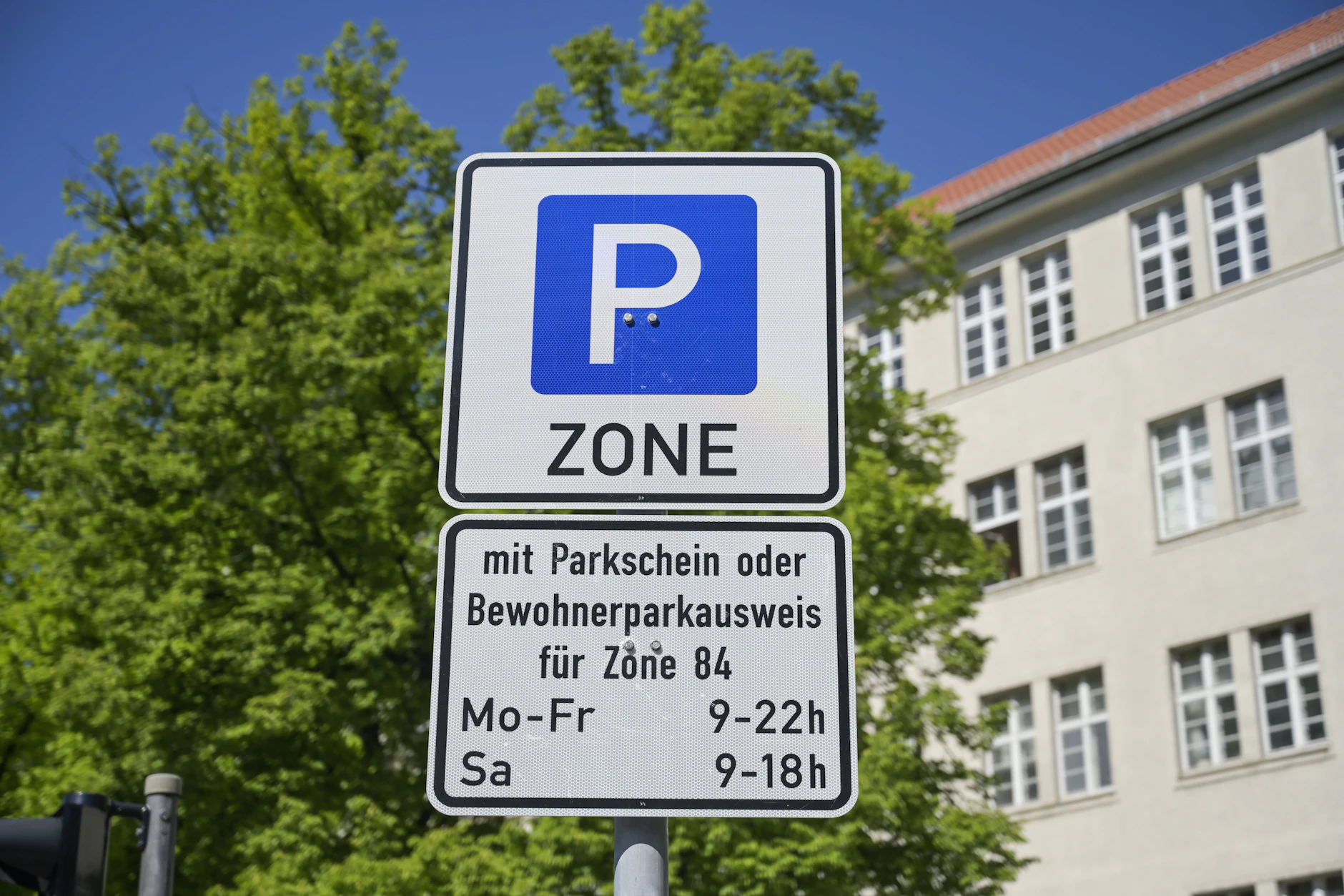 Den Berliner Autofahrern bleibt ihr günstiger Anwohnerparkausweis vorerst erhalten.