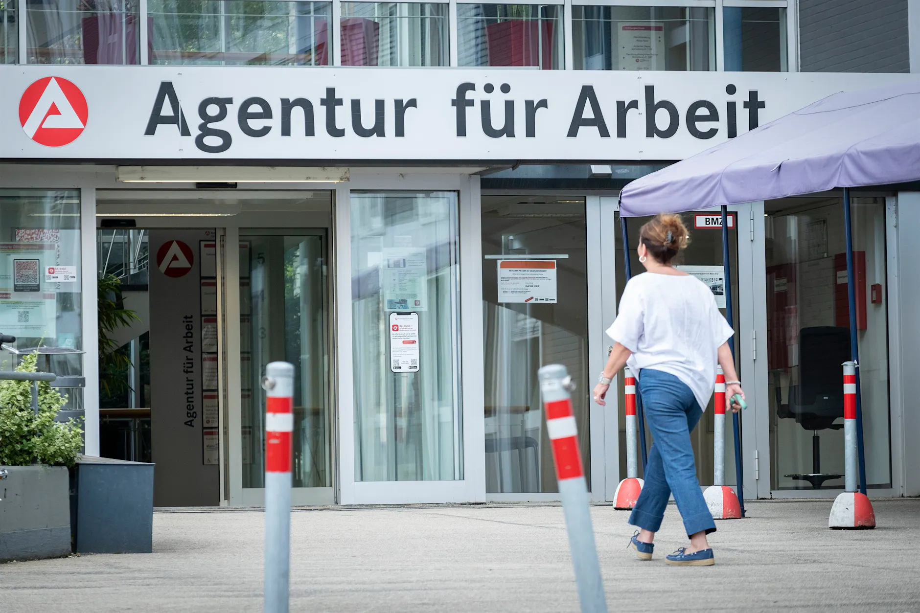 Bürgergeld-Empfänger geht mit Haufen Bargeld zum Jobcenter – Anzeige!