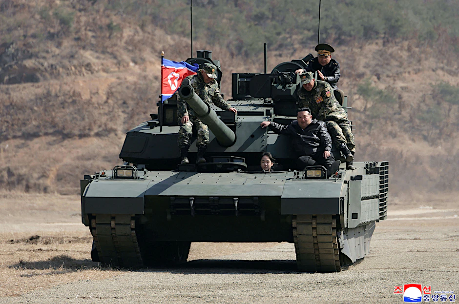 Kim Jong-un mit seiner Tochter, mutmaßlich Kim Ju-ae, bei einer Militärübung