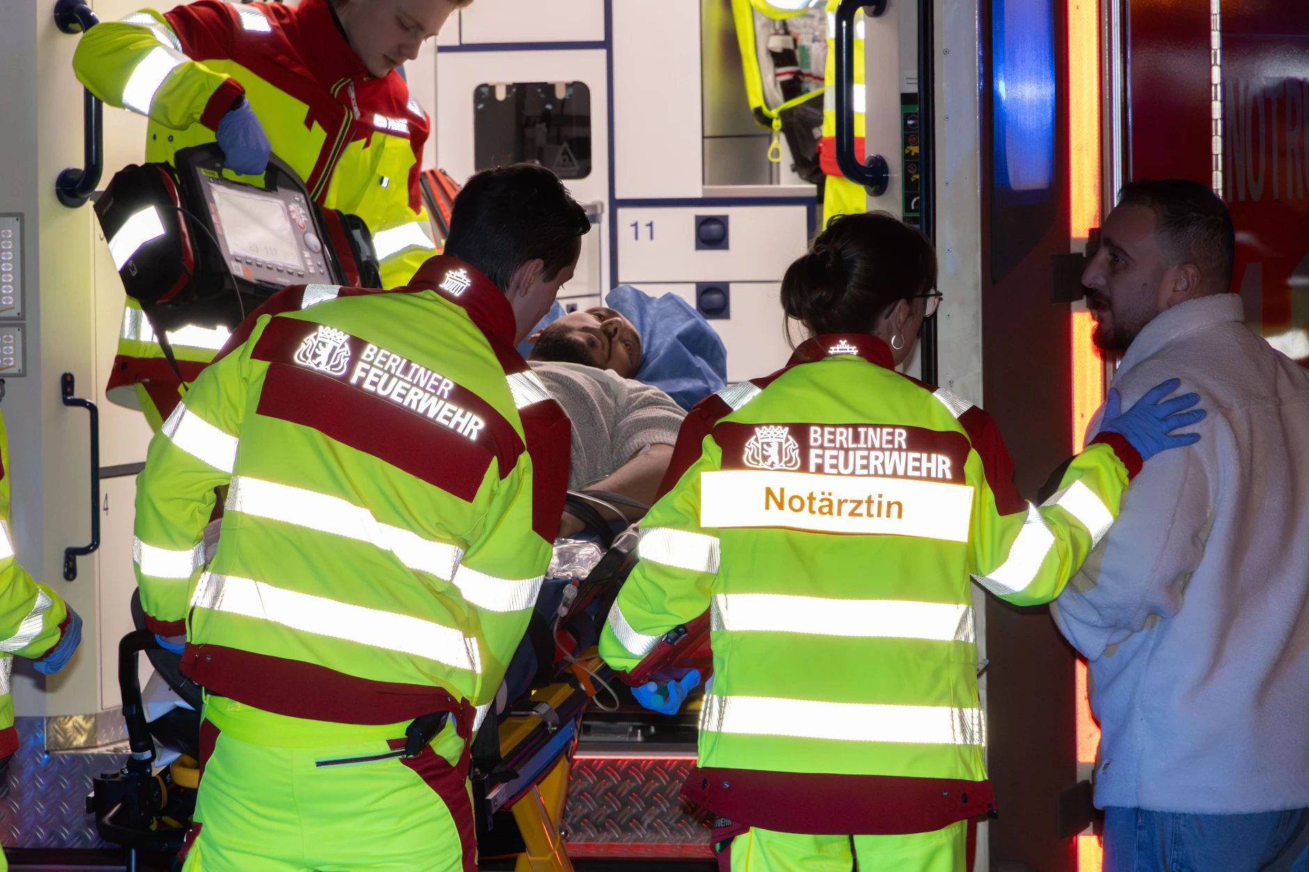 Rettungskräfte versorgen einen Mann, der in der Skalitzer Straße einen Schuss in den Oberschenkel erlitten hat.