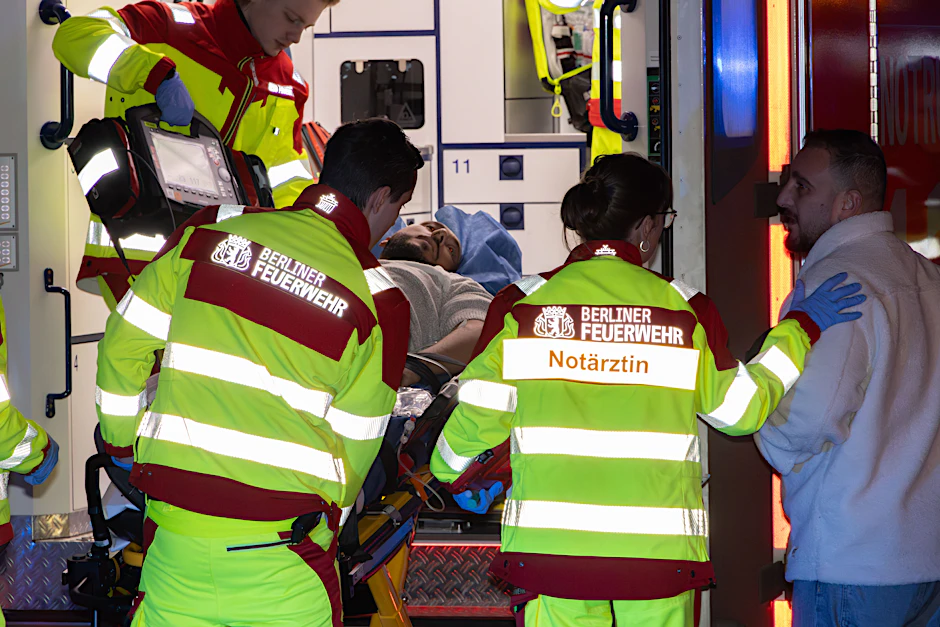 Rettungskräfte versorgen einen Mann, der in der Skalitzer Straße einen Schuss in den Oberschenkel erlitten hat.