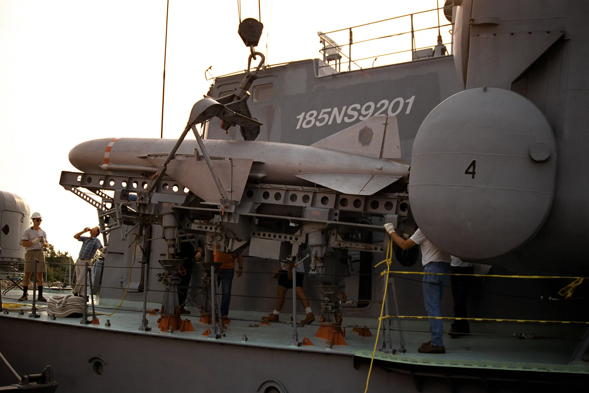 Eine Lenkwaffe vom sowjetischen Typ SS-N-2 Styx wird von der "Hiddensee" gehievt. Die Rakete wiegt 2500 Kilo.