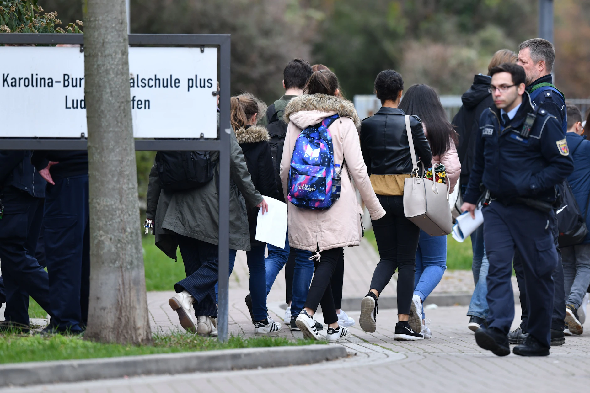 Schüler verlassen unter Polizeischutz die Karolina-Burger-Realschule in Ludwigshafen.