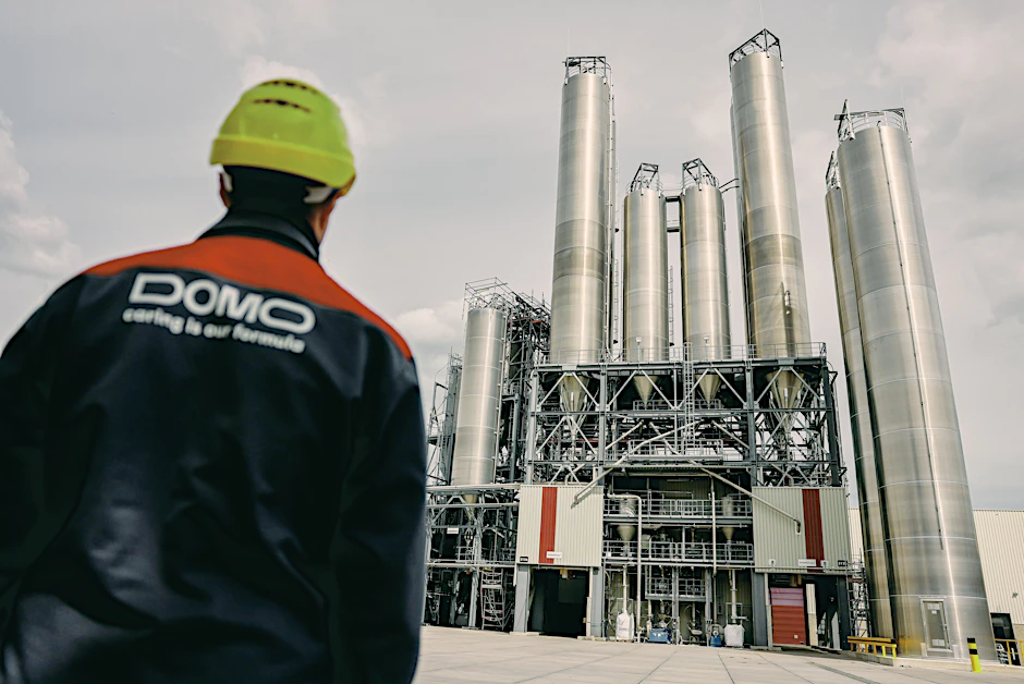 Ein Mitarbeiter von Domo Chemicals steht während des turnusmäßigen Turnarounds vor Silos.
