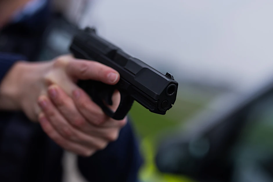 Brandenburger Polizisten ließen ihre Waffen am Spielplatz, in einer Toilette und in einer Drogerie liegen.