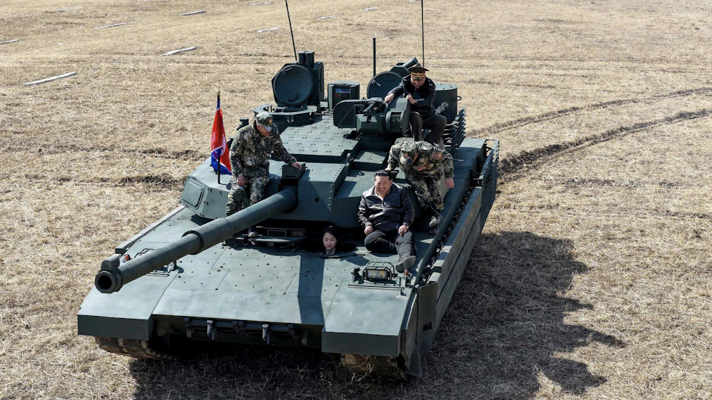 Nordkoreas Machthaber zeigt seine Tochter bei Militärübung