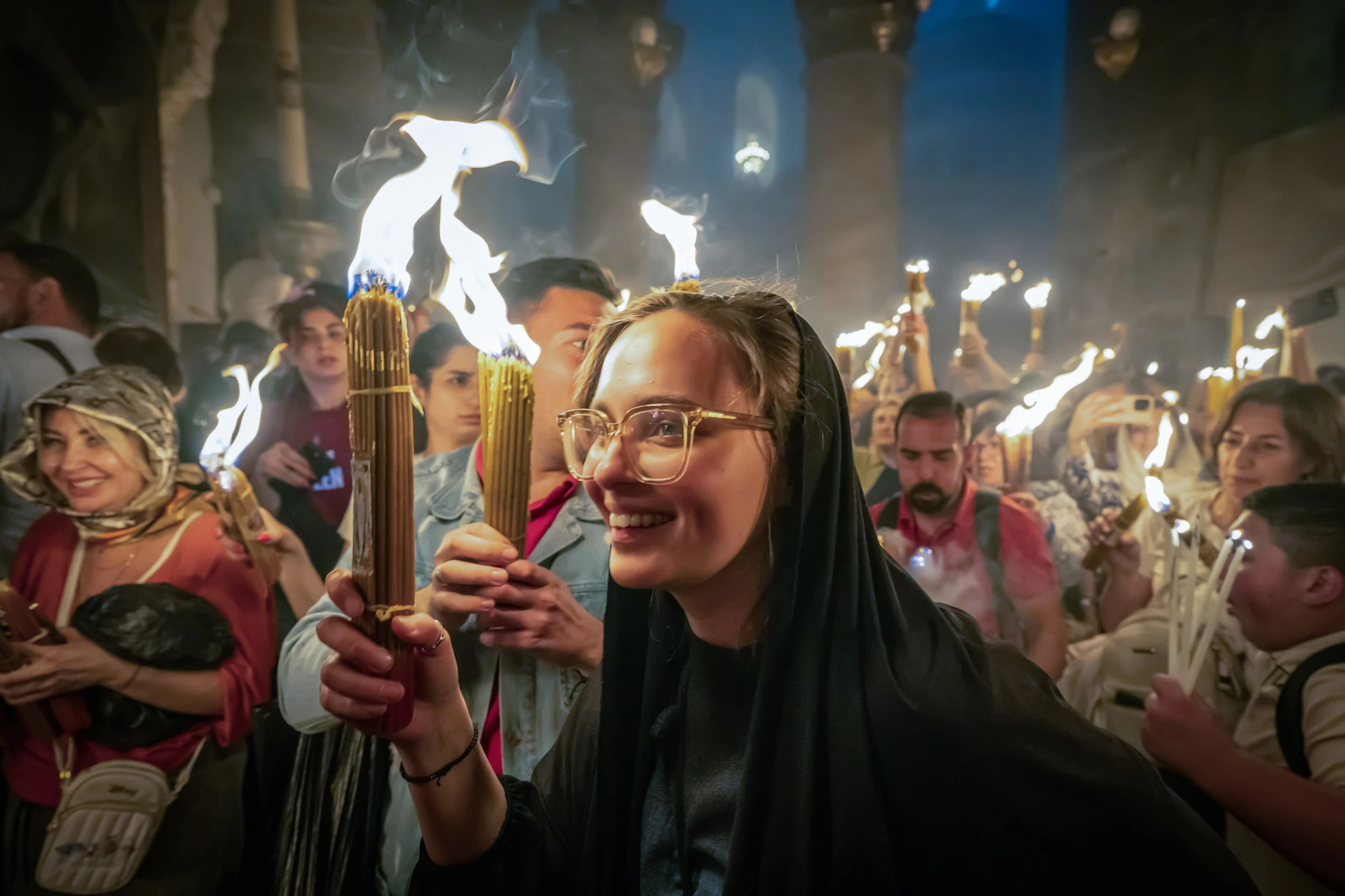 2025: Christliche Pilger feiern das "Heilige Feuer" in der Grabeskirche in der Altstadt von Jerusalem.