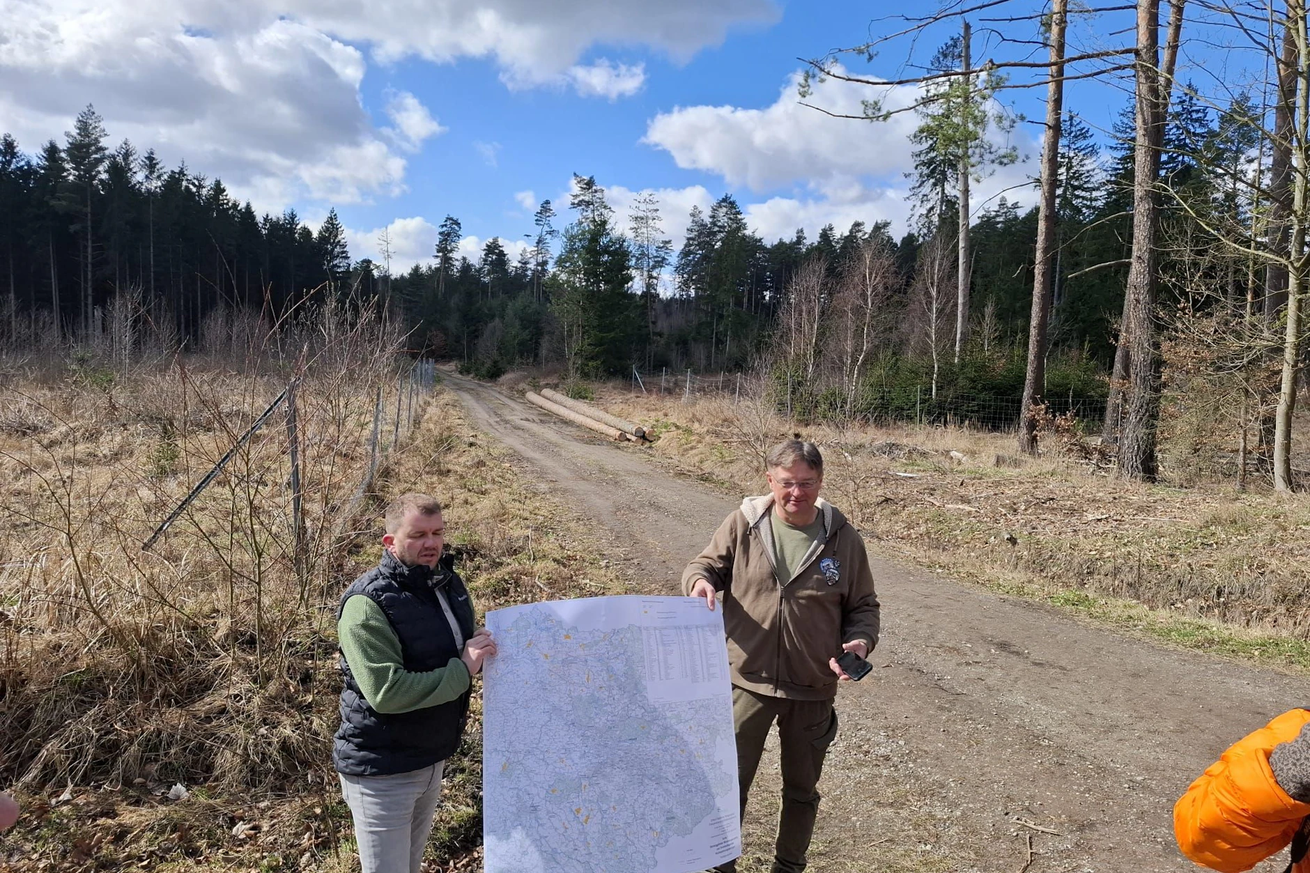 Die Stadträte Holger Zastrow (r.) und Robert Reschke bei einem Termin in der Dresdner Heide: Team Zastrow macht seit Wochen gegen die Windkraft-Ausbaupläne in Dresden mobil.