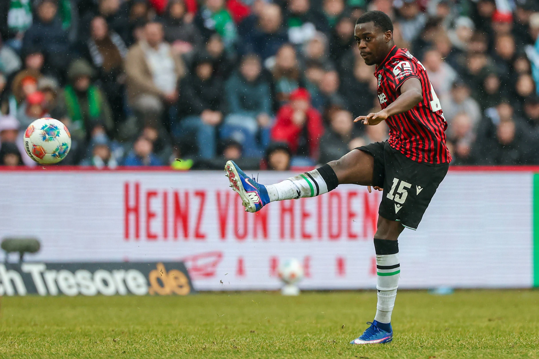Junioren-Nationalspieler Noel Aseko kehrt im Sommer von Zweitligist Hannover 96 zum FC Bayern zurück.