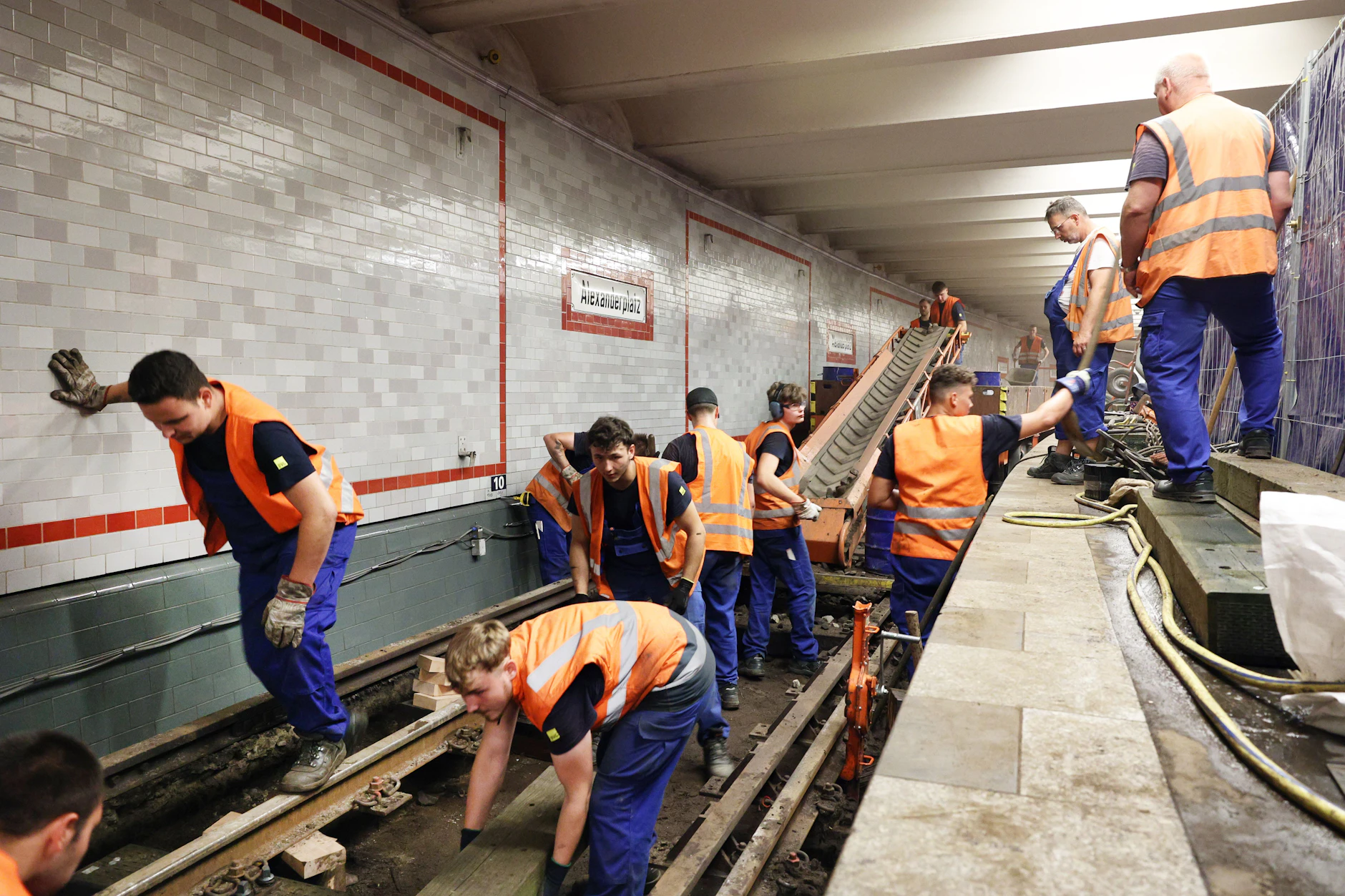 Bauarbeiten auf dem Gleis im U-Bahnhof Alexanderplatz: Im Oktober 2022 sackte der Tunnel der U2 ab. In der Nähe befand sich eine Hochhaus-Baustelle.