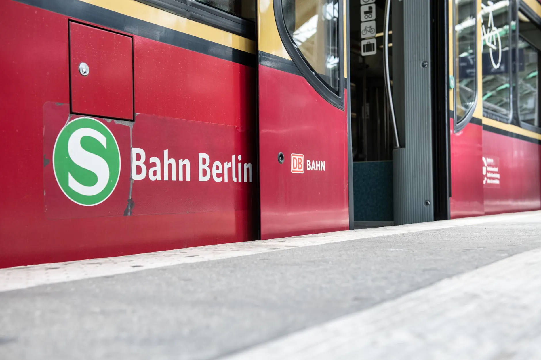 Auf der Berliner S-Bahn-Strecke erwartet die Kunden am Wochenende manch Schwierigkeit.