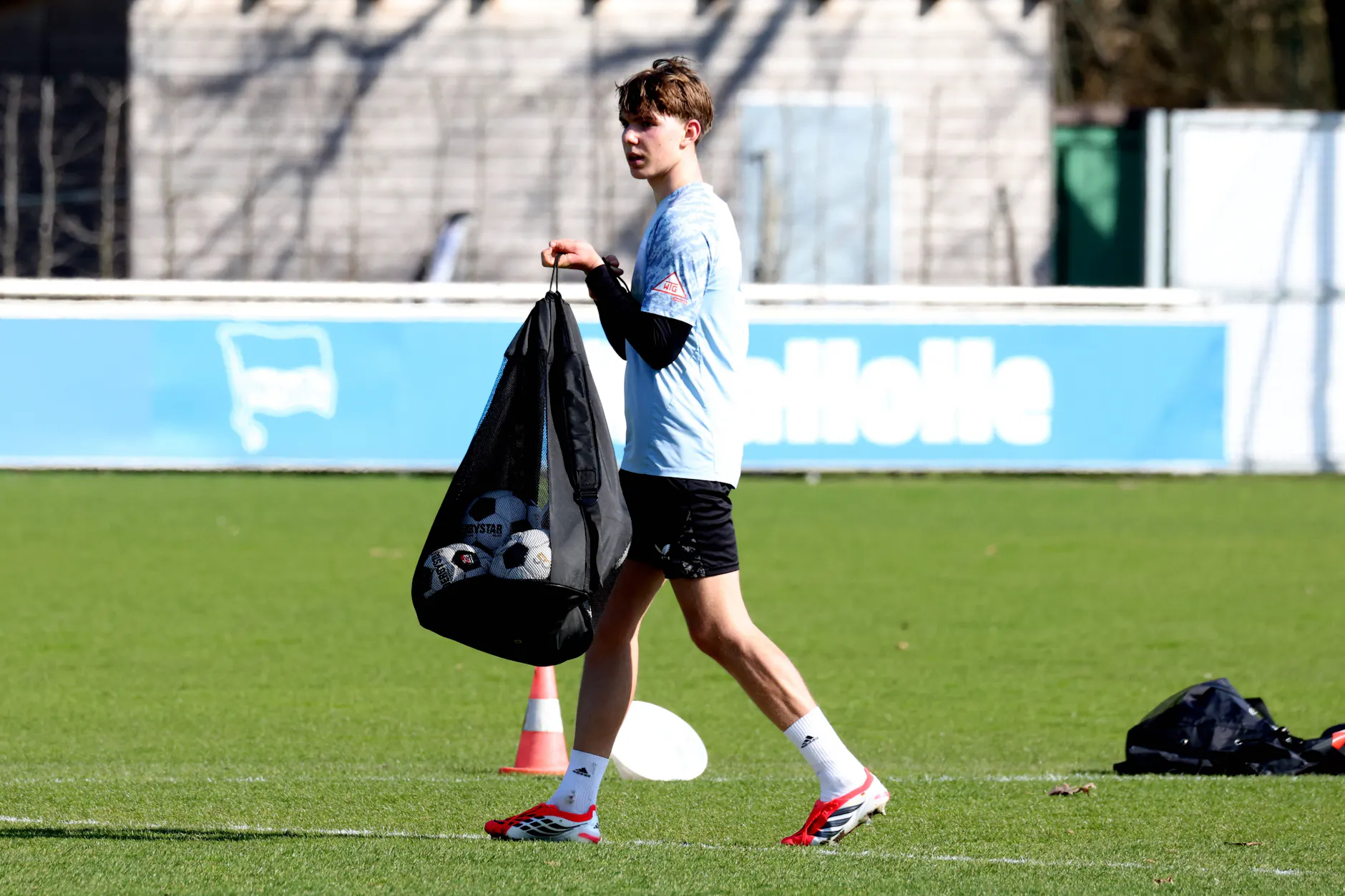 Hertha-Wunderkind Kennet Eichhorn kann nach seiner Verletzung wieder leicht trainieren. Doch seine Zukunft beim blau-weißen Traditionsklub bleibt völlig offen.