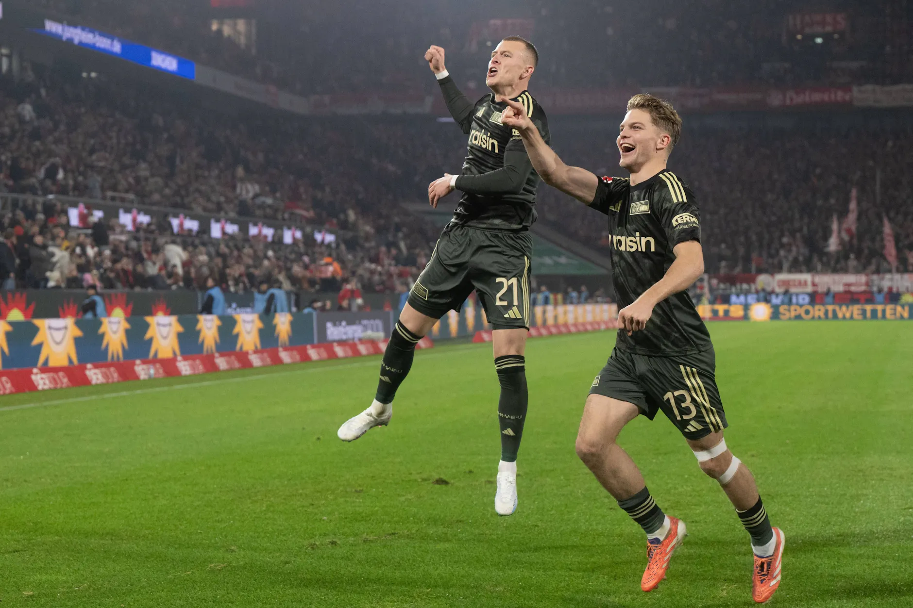 Tim Skarke vom 1. FC Union Berlin und sein Mitspieler Andras Schäfer beim Torjubel