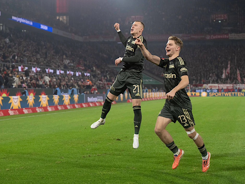 Tim Skarke vom 1. FC Union Berlin und sein Mitspieler Andras Schäfer beim Torjubel