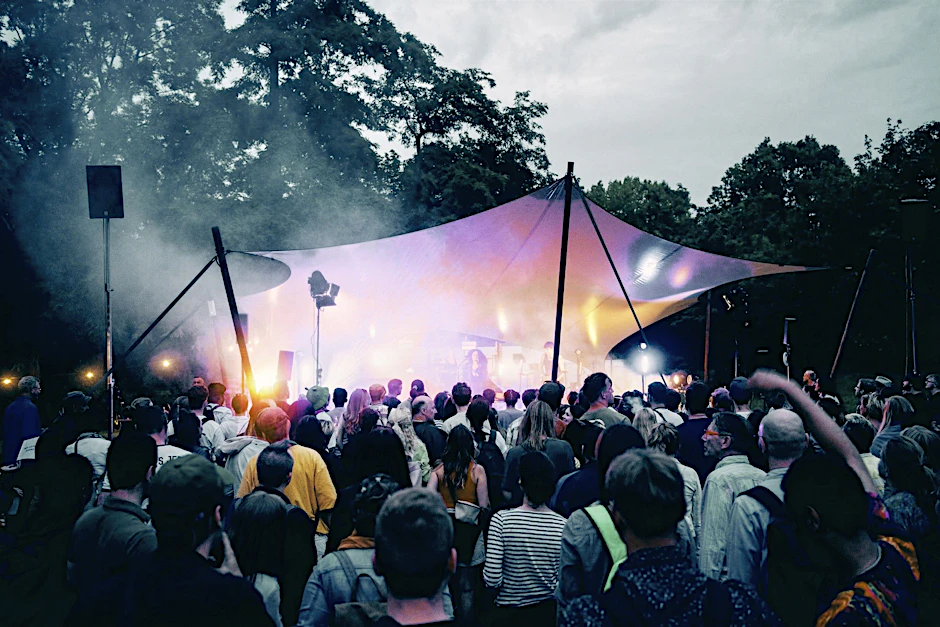 Glacis Open Air in Magdeburg ist ein kostenloses Festival mitten in der Stadt mit internationalen Acts: 12.000 Besucher kamen.