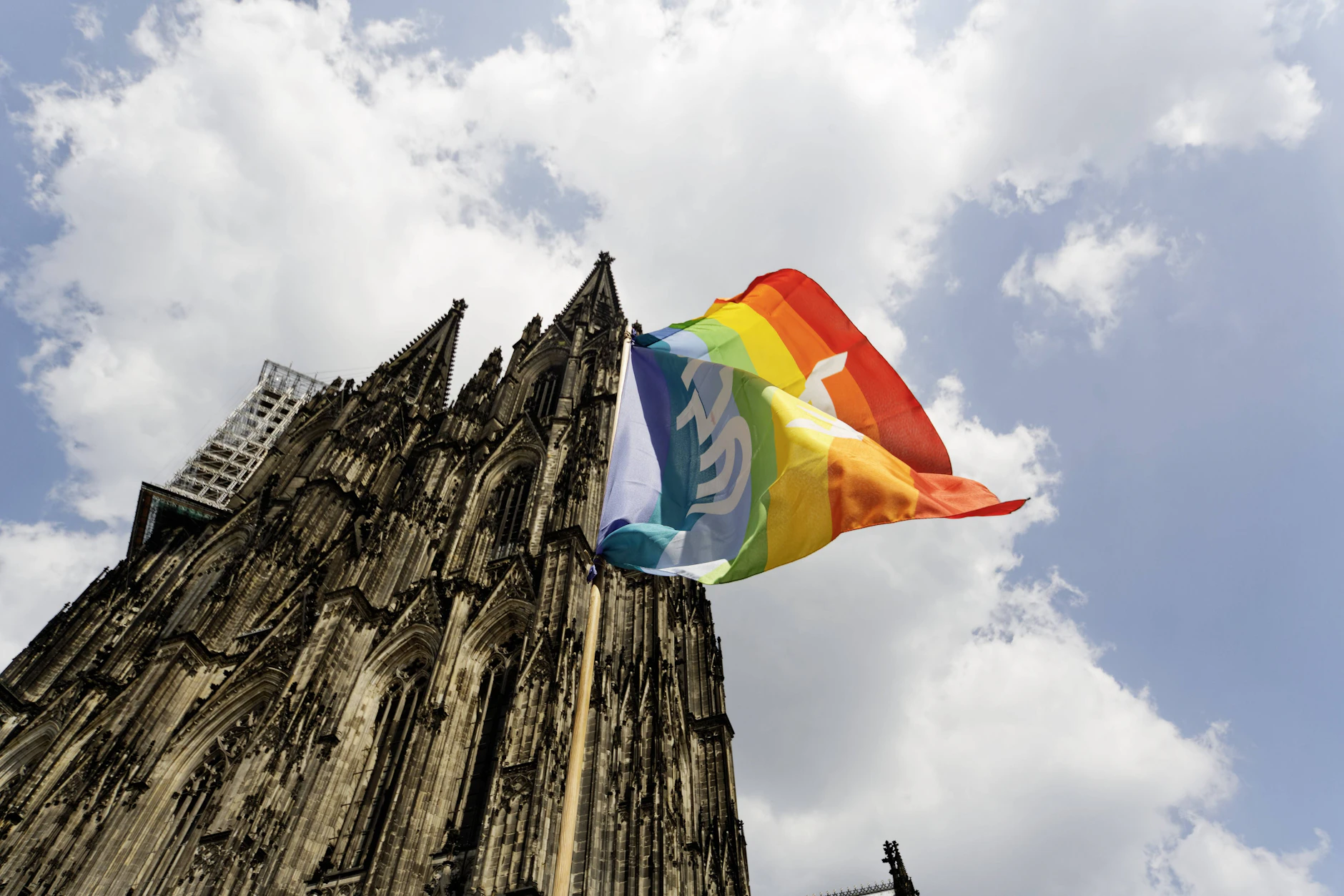 2013: Vor dem Kölner Dom weht die Regenbogenflagge.