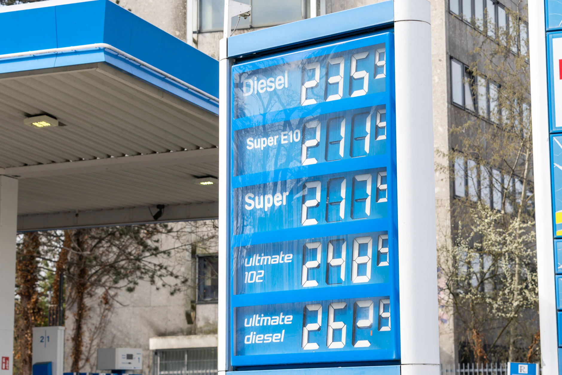 Sollte der Irankrieg noch lange so weitergehen, könnten die Spritpreise in Deutschland auf mehr als drei Euro pro Liter steigen.