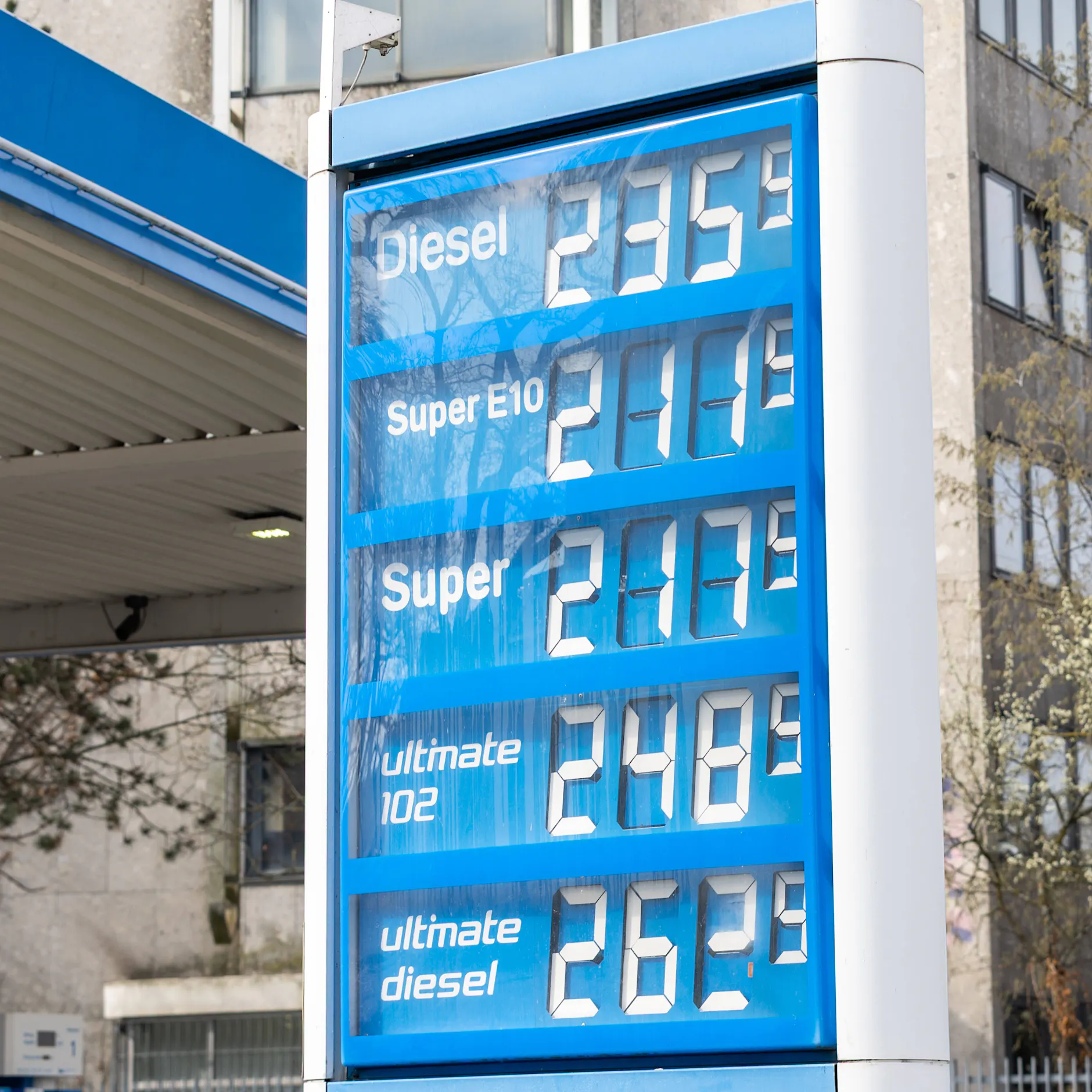 Preisexplosion an der Tankstelle: Steigen die Spritpreise auf drei Euro?