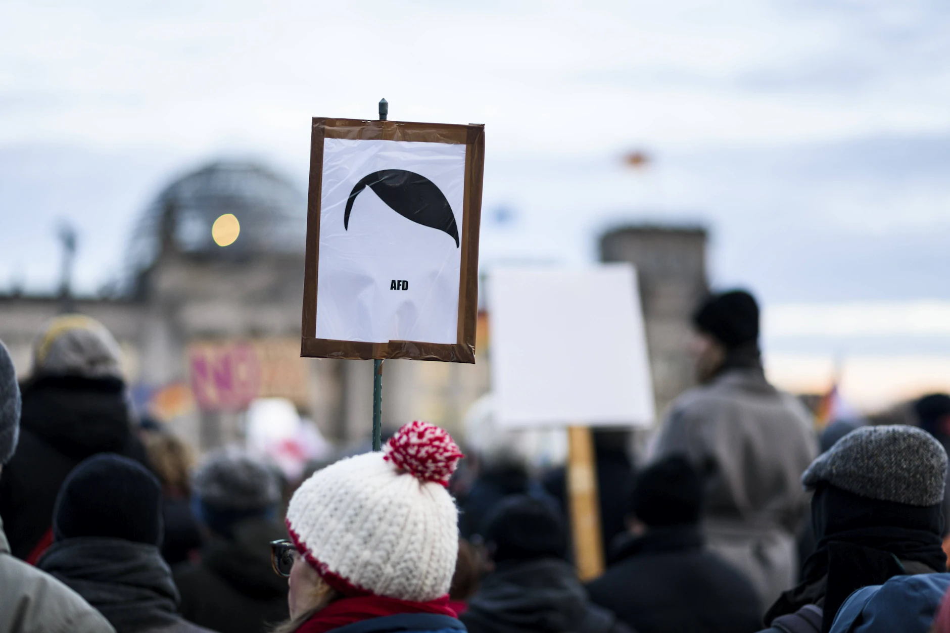 Januar 2024: Zehntausende demonstrierten vor dem Bundestag gegen Rechtsextremismus, nachdem Correctiv angebliche Deportationspläne von Rechtsradikalen aufgedeckt hatte.