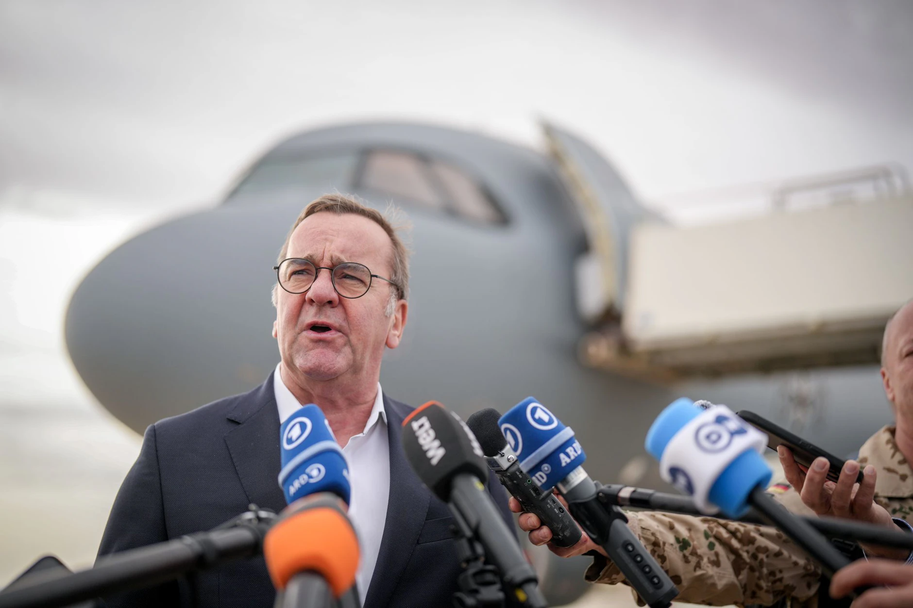 Boris Pistorius (SPD) hat seine Ehefrau auf einem Flug&nbsp; nach Japan mitgenommen – das Verteidigungsministerium weist private Verquickung zurück.