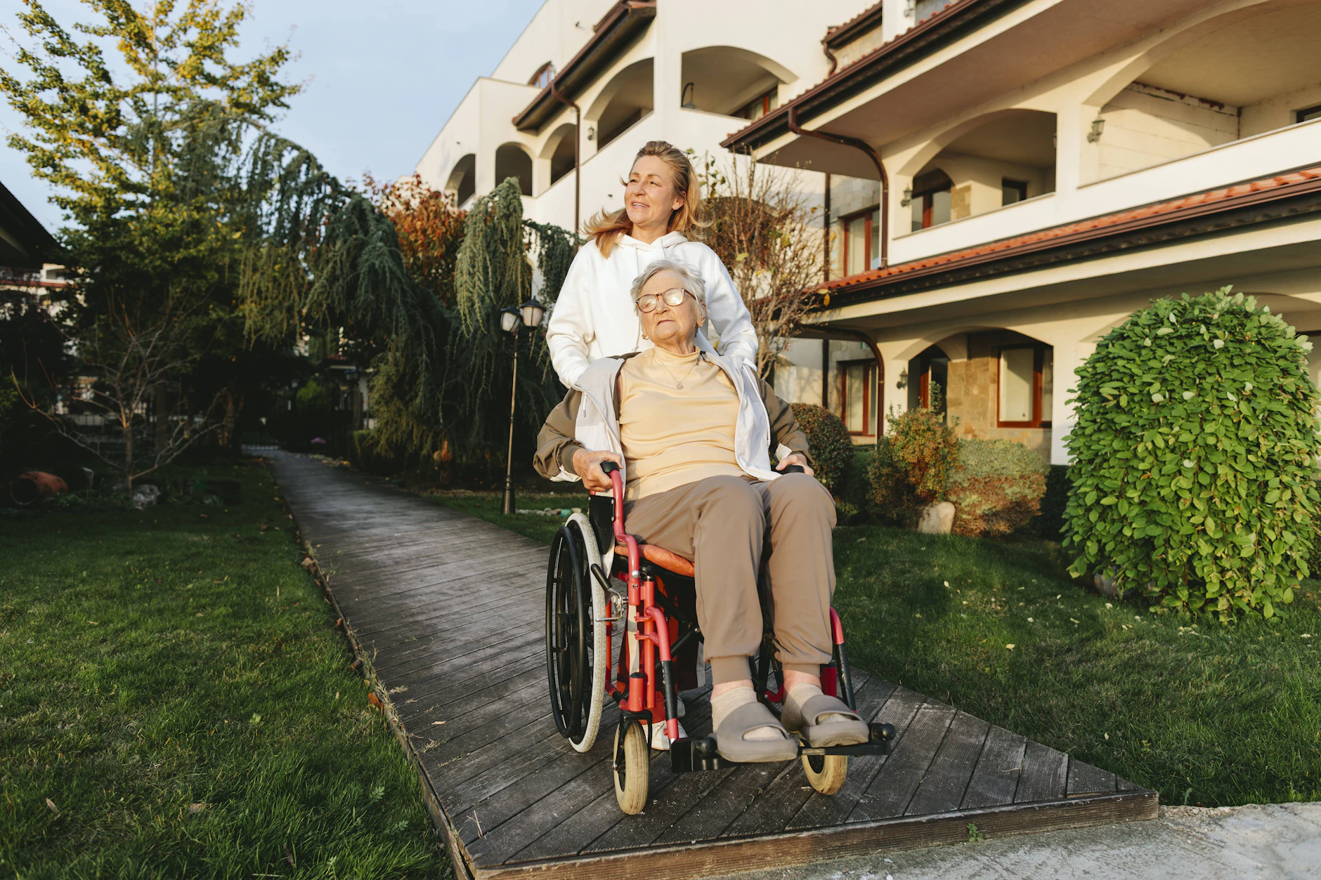 Wer im Alter ins Pflegeheim zieht oder schwerbehindert ist, kann von der Rundfunkgebühr befreit werden.