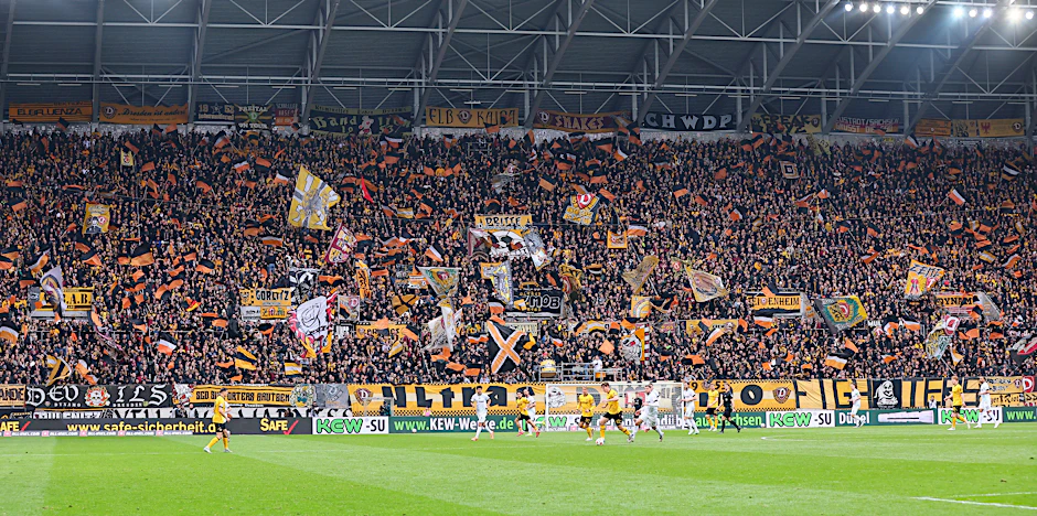 Statistisch auffällig ist auch der Fansupport: Die Stimmung im Rudolf-Harbig-Stadion zählt zu den besten der Liga.
