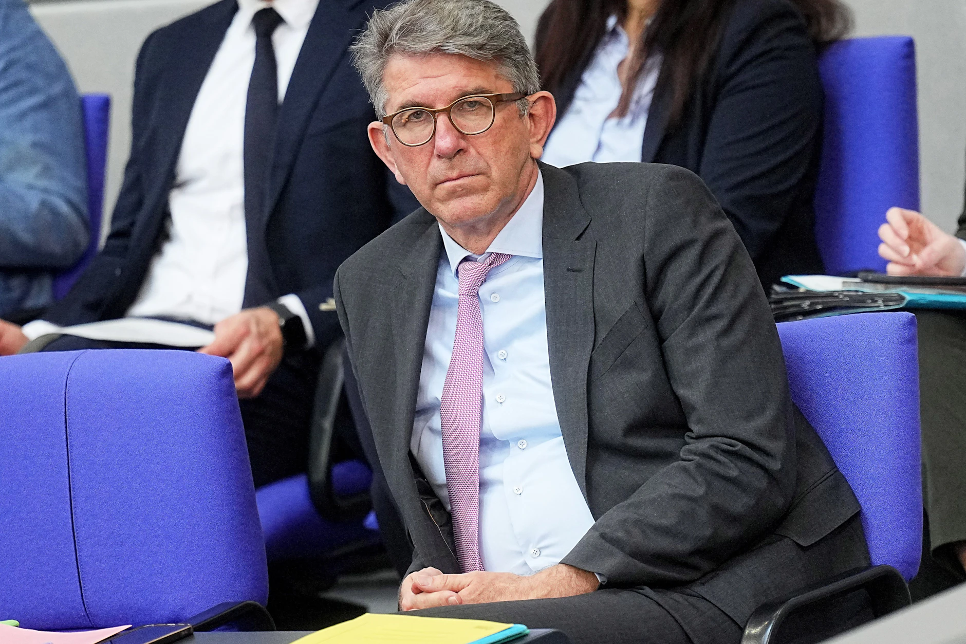 Wolfram Weimer (parteilos), der Staatsminister für Kultur und Medien, verfolgt die Debatte im Bundestag.