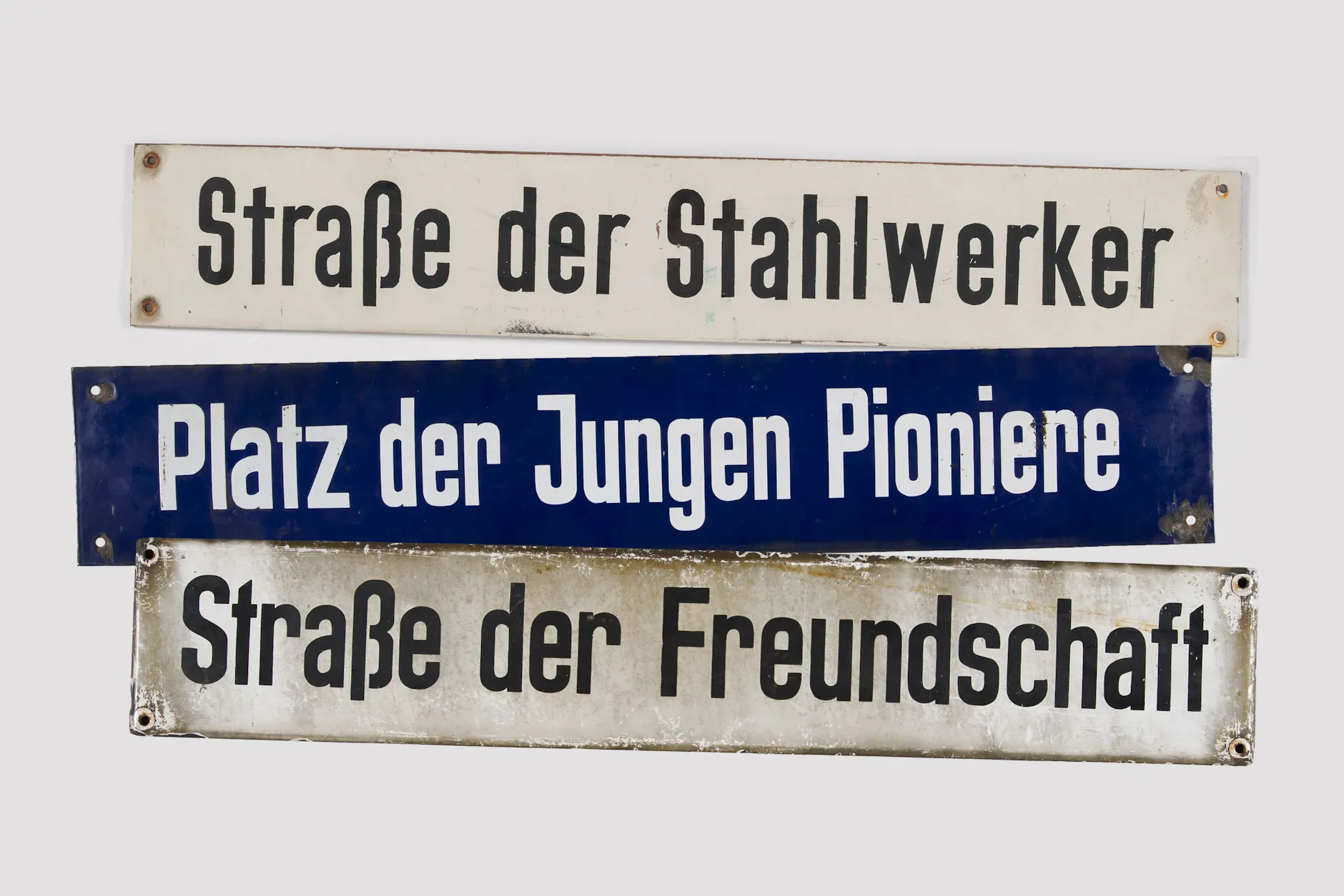 Manche Namen von straßen und Plätzen wurden nach dem Ende der DDR nicht mehr gebraucht. Die Schilder sind nun Teil einer Sonderschau im DDR Museum Berlin.