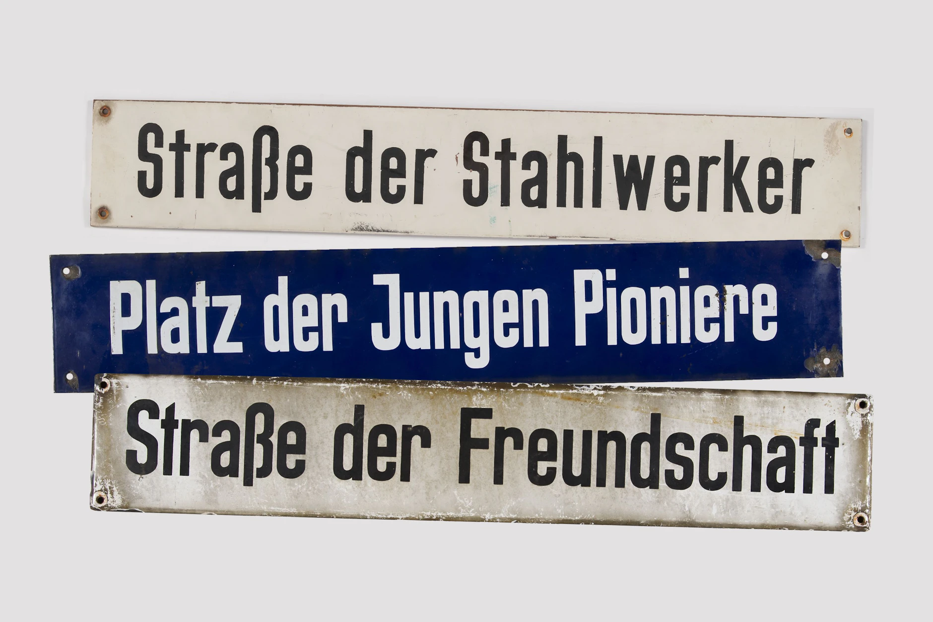 Manche Namen von straßen und Plätzen wurden nach dem Ende der DDR nicht mehr gebraucht. Die Schilder sind nun Teil einer Sonderschau im DDR Museum Berlin.