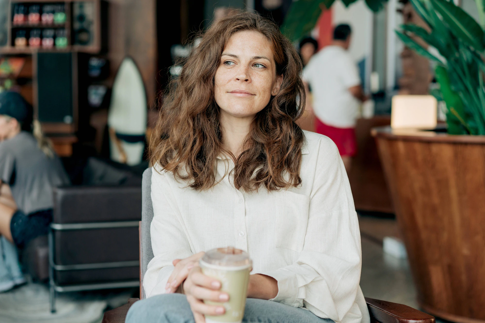 Ein stiller Moment im Alltag zeigt, wie gut es tut, kurz innezuhalten und sich neu auf die Woche auszurichten.