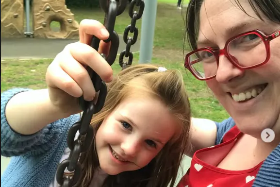 Kimberley Godsall teilt ihre Erfahrungen als Mutter auf ihrem Instagram-Account.