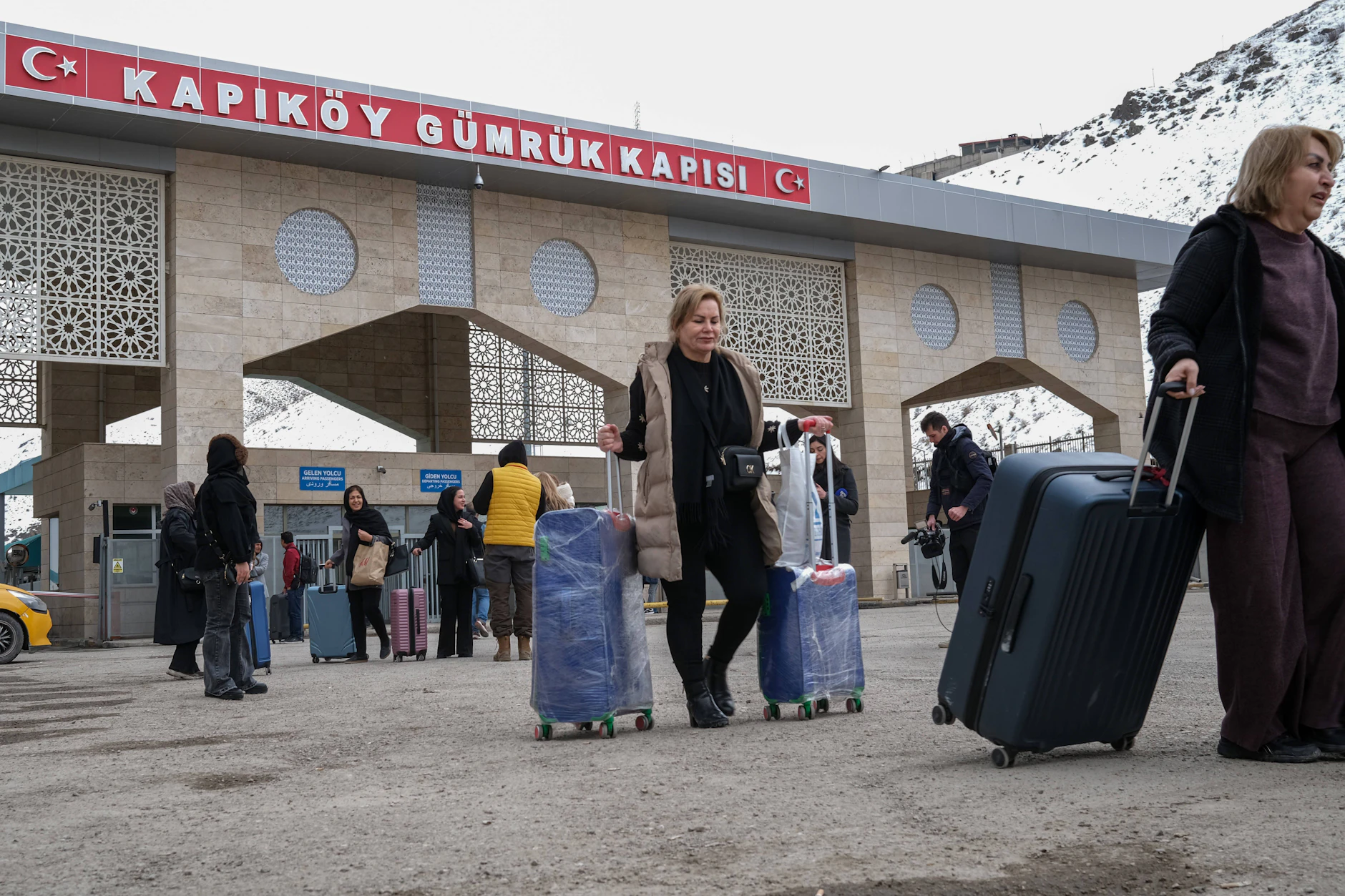 Während der Iran‑Krieg weiter eskaliert, überqueren Menschen aus dem Iran die türkische Grenze am Grenzübergang Kapıköy.