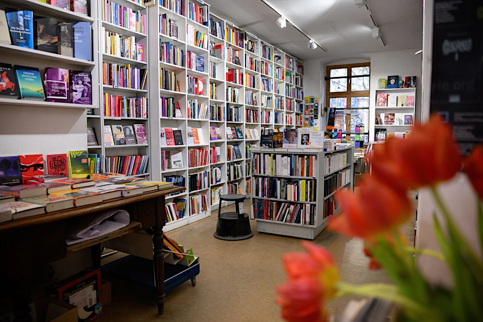Der Buchladen „Zur schwankenden Weltkugel“ in der Kastanienallee.