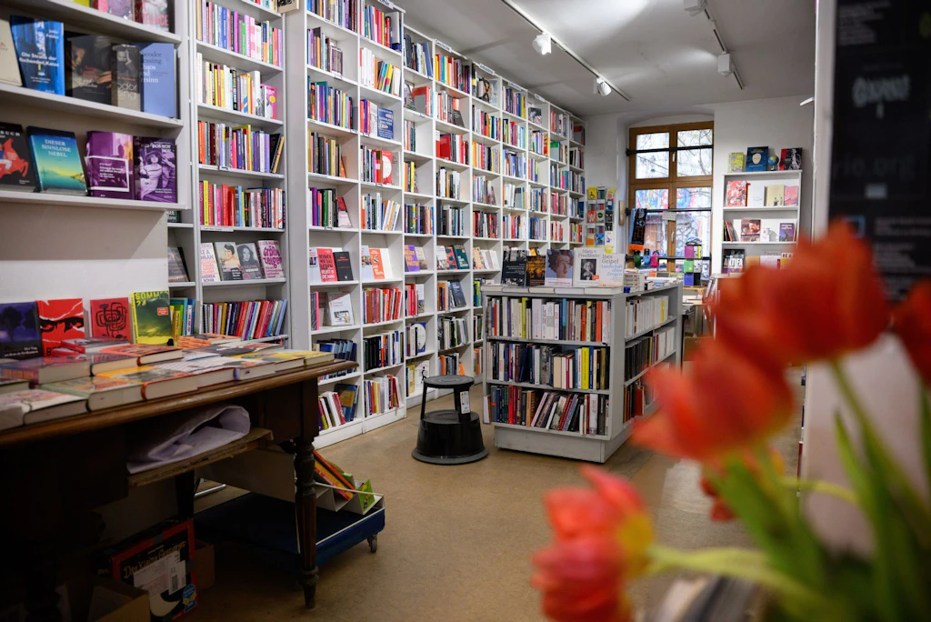 Der Buchladen „Zur schwankenden Weltkugel“ in der Kastanienallee.