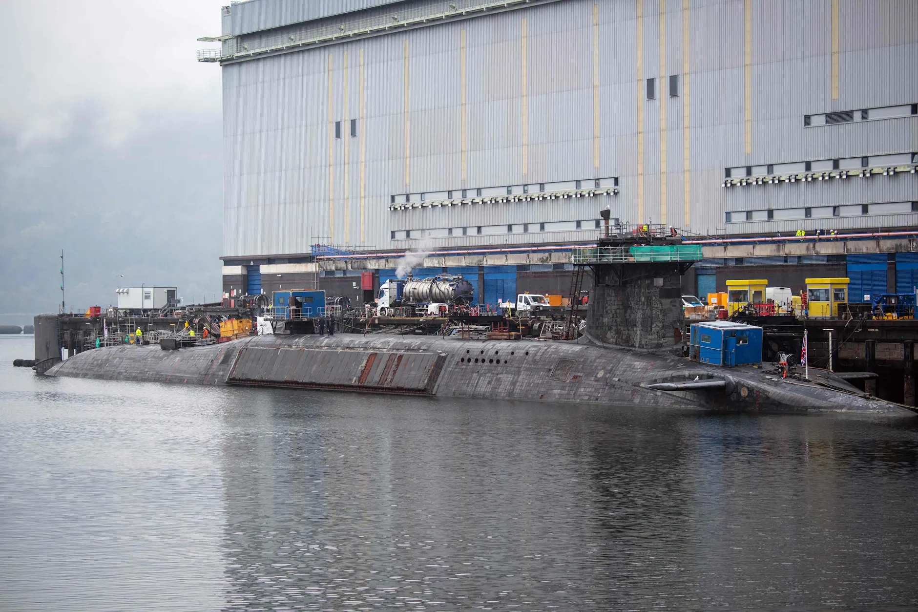 Ein U-Boot der Vanguard-Klasse wird auf der HM Naval Base Clyde in Faslane, nordwestlich von Glasgow, Schottland, gewartet.