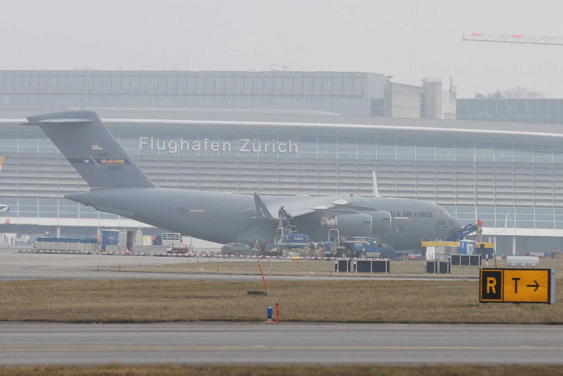 Ein US-Militärflugzeug am Flughafen Zürich im Januar 2026