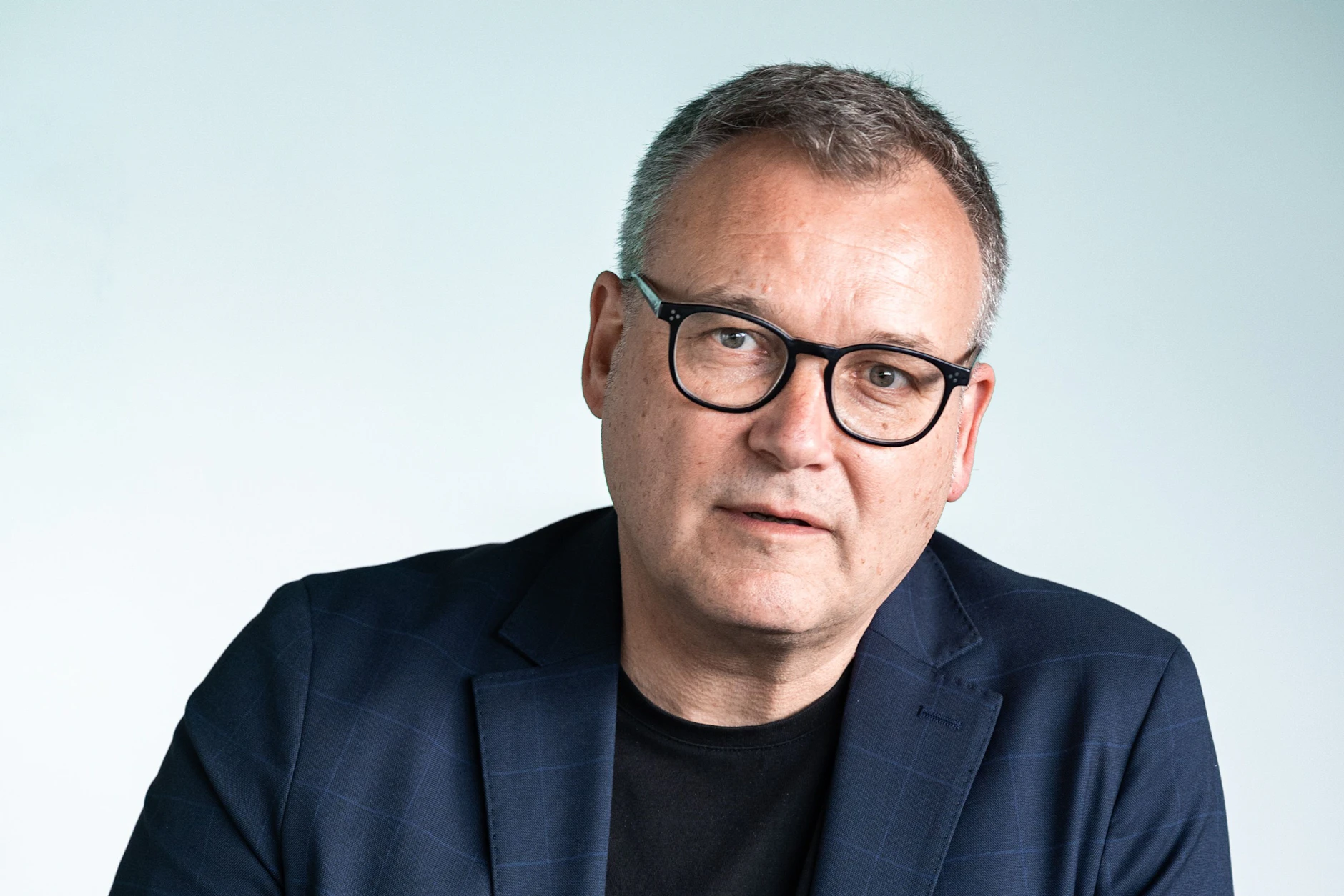 Sascha Adamek ist investigativer Journalist und Autor.