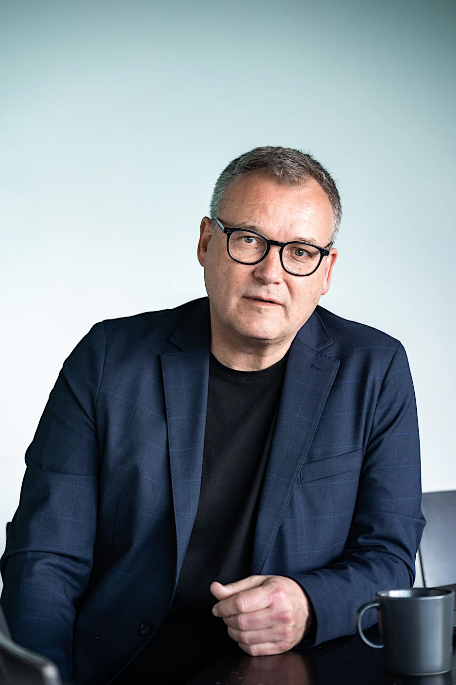 Sascha Adamek ist investigativer Journalist und Autor.