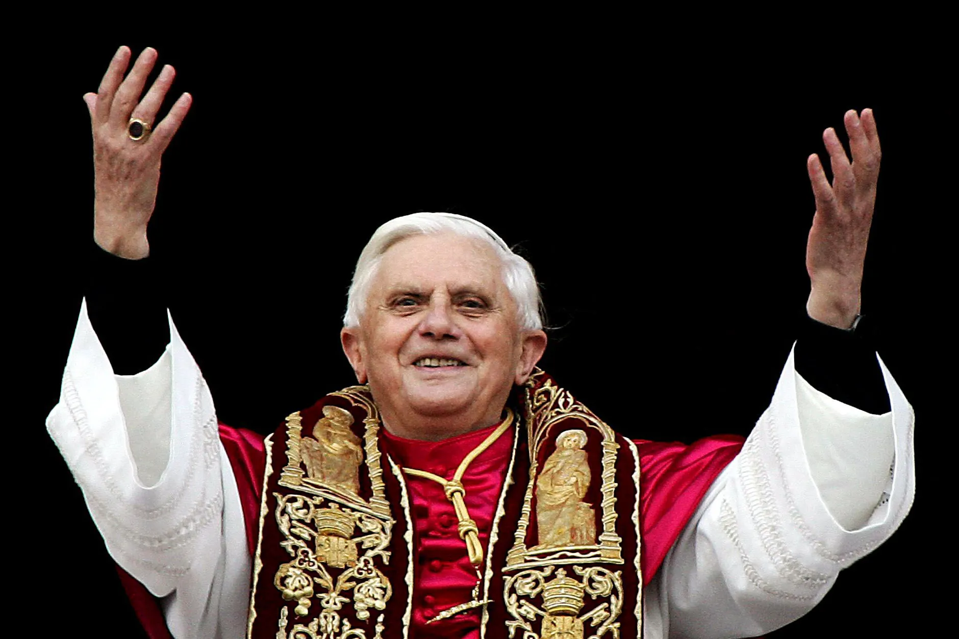 2005: Der damals neu gewählte Papst Benedikt XVI., zuvor Joseph Kardinal Ratzinger, grüßt die Menschen auf dem Petersplatz in Rom.