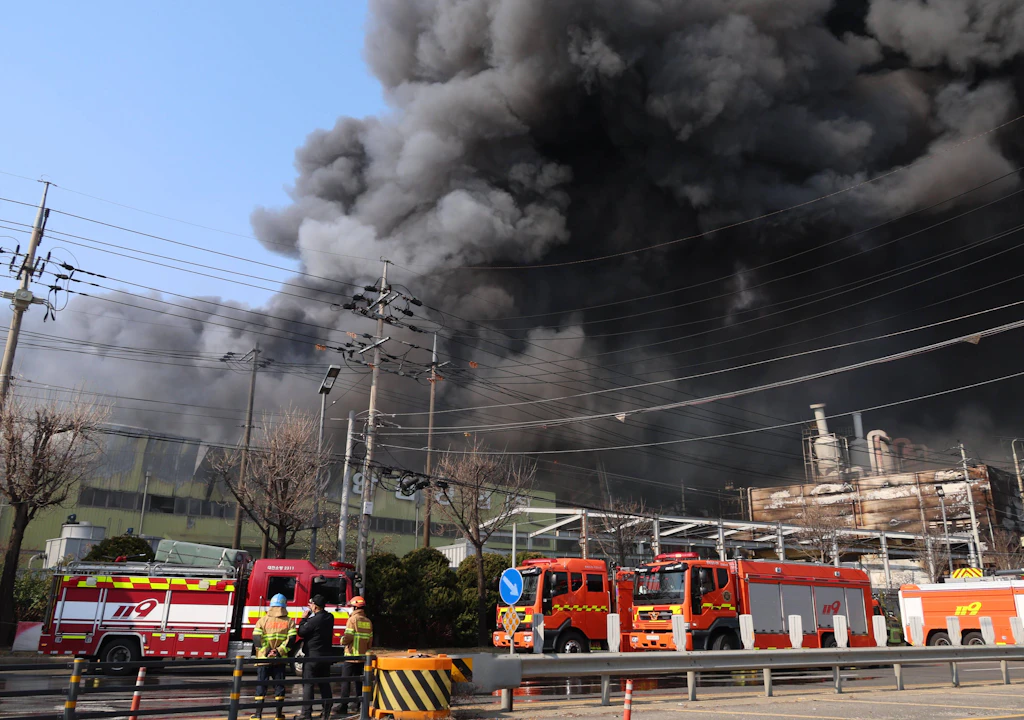 Großer Fabrikbrand in Südkorea: Mindestens 53 Verletzte und 14 Vermisste – Explosionsgefahr