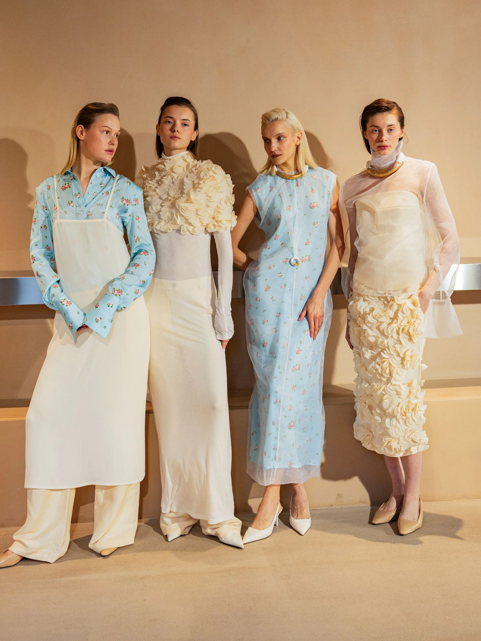 Blumen-Applikationen, Transparenz und sanft fallende Stoffe: Bei Poustovit wird es romantisch.