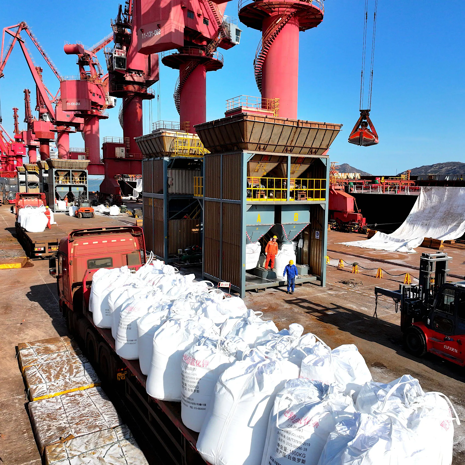Nach Chinas Diesel- und Benzin-Exportstopp: Hormus-Blockade trifft Düngemittel-Transport