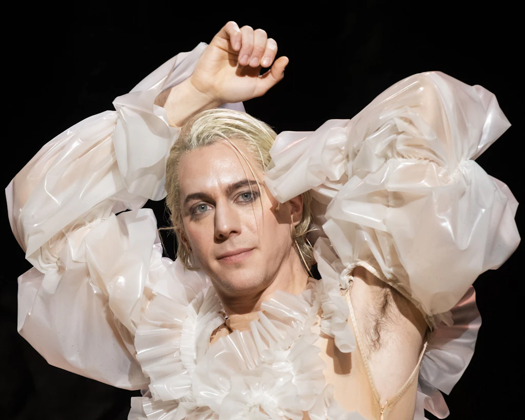Schneller altern mit Oscar Wilde: „Das Bildnis des Dorian Gray“ im Berliner Ensemble