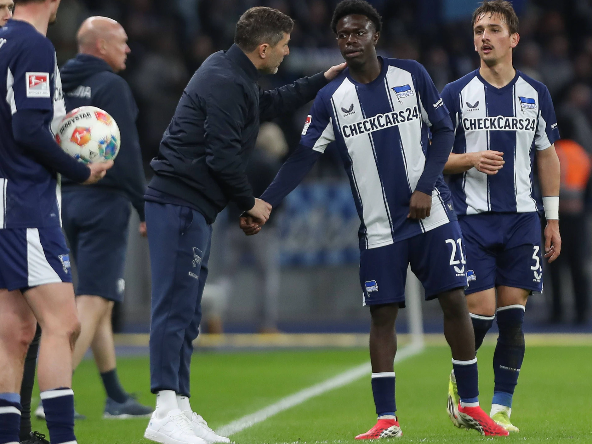 Volles Vertrauen, weil er reif für die Zweite Liga ist. Hertha-Trainer Stefan Leitl schickt Supertalent Bobo Lum aufs Feld.