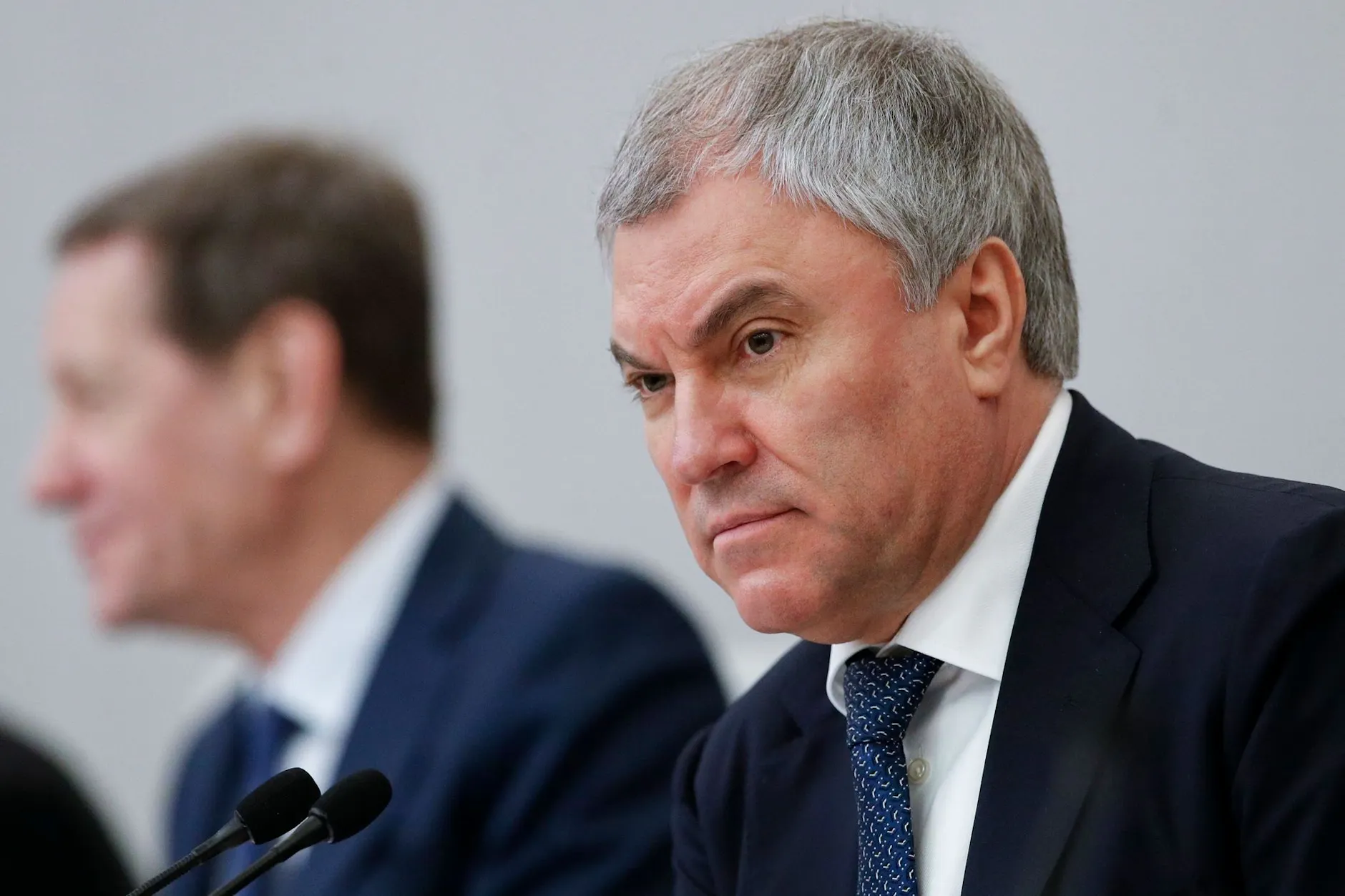 Wjatscheslaw Wolodin, Präsident der russischen Staatsduma, hat einen Gesetzesentwurf angekündigt, der Präsident Putin erweiterte Befugnisse zum Einsatz der Streitkräfte einräumt.