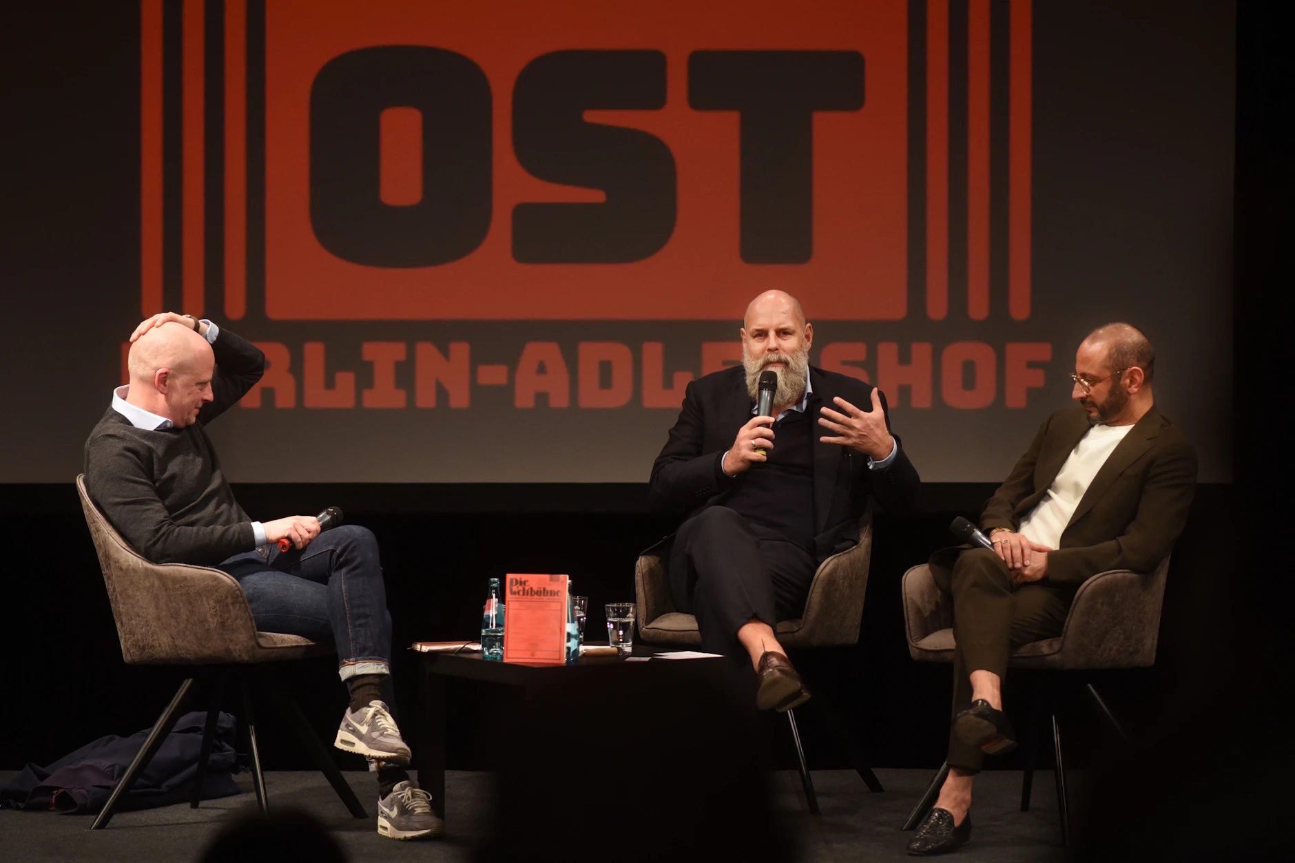 Drei Männer, drei Perspektiven: Per Leo, Holger Friedrich und Behzad Karim Khani (v.l.n.r.) am Donnerstagabend im Theater Ost