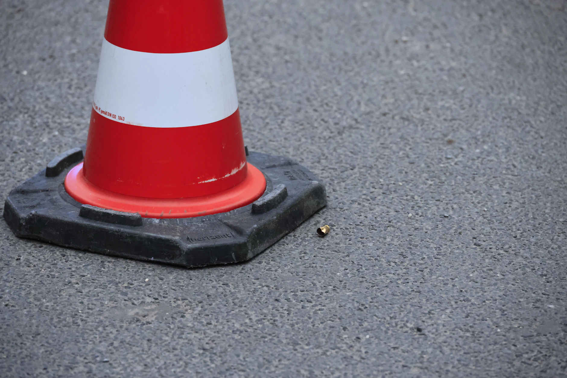 Diese Patronenhülse wurde von der Polizei am Tatort markiert und gesichert. 